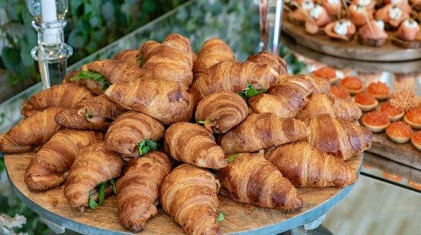Quels sont les secrets d'un service de galettes bretonnes authentiques dans une crêperie?